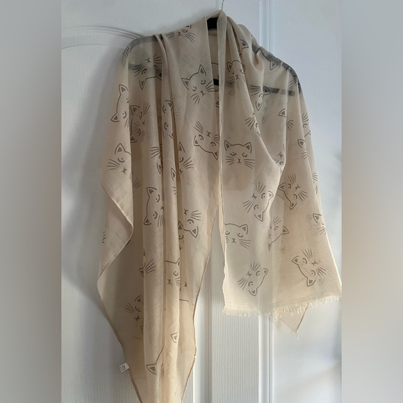 CAT BUNDLE includes:
Cat sign 
Cute sheer cat scarf. 😺
Cat leases
Cat bandanas 5 - Picture 3 of 15